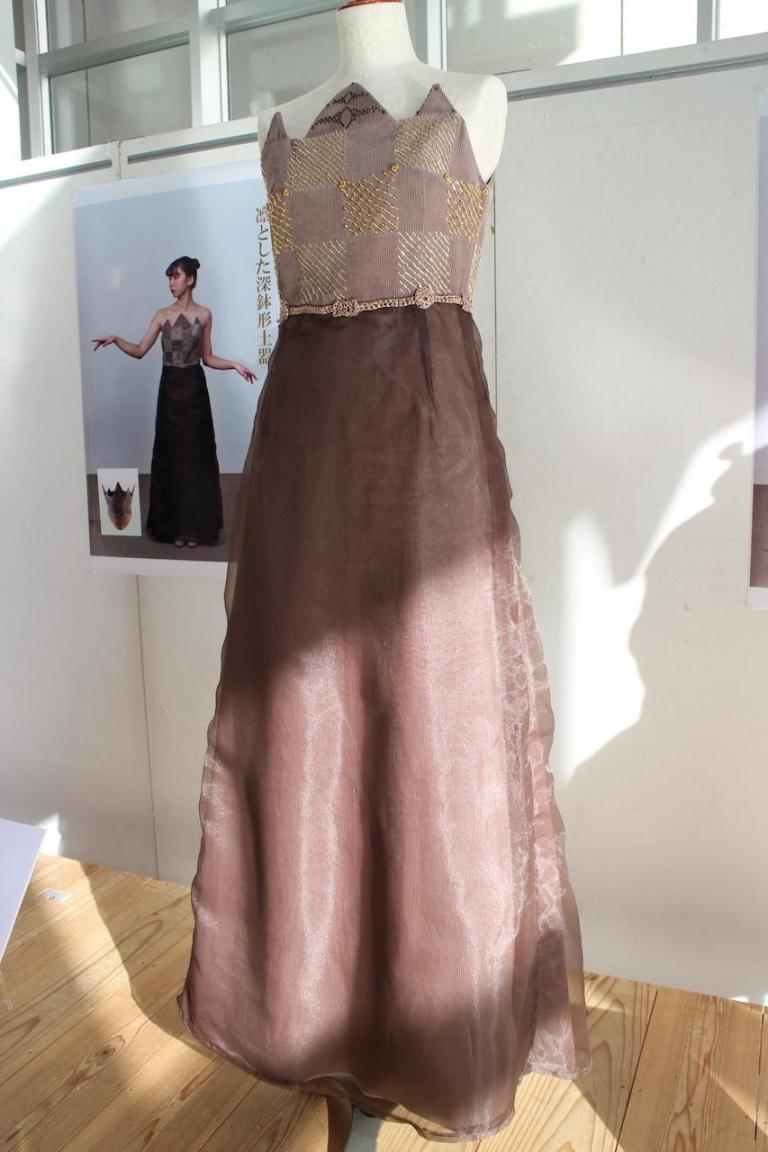 「縄文にときめく」ファッションで発信～縄文土器の文様のドレスを制作～ 【12/17まで開催しました】