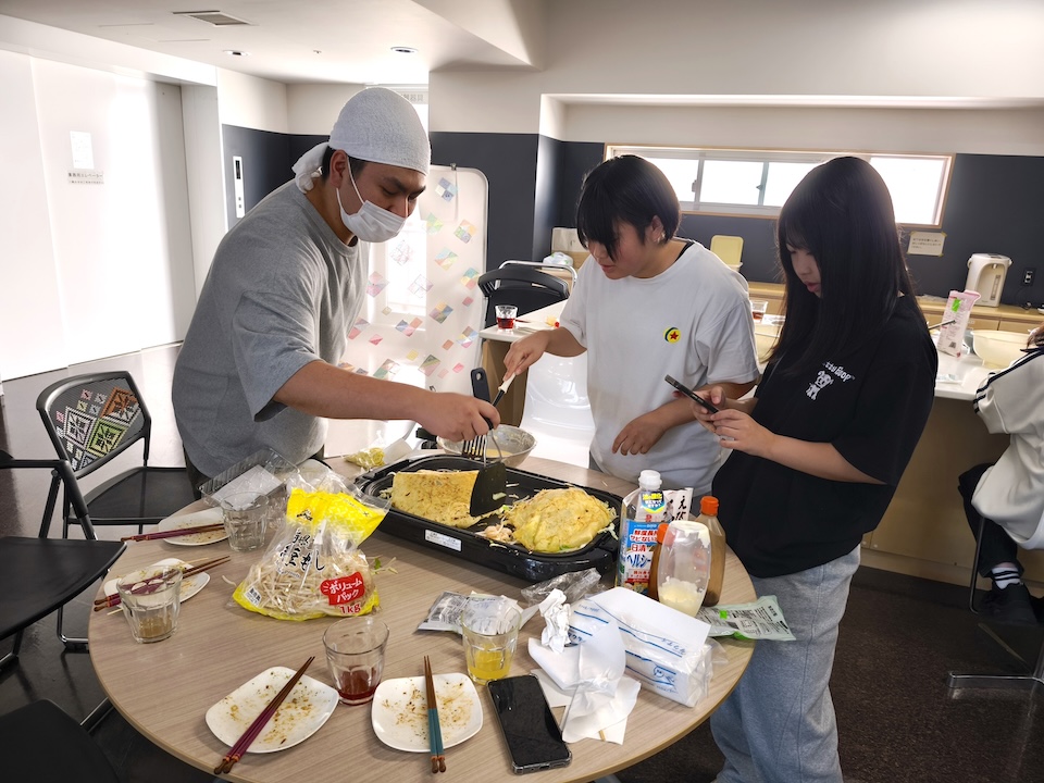 料理をしている様子